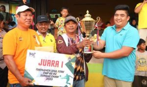 Bupati Bintan Roby Kurniawan menyerahkan Piala IFC Seienam ke Bintan Muda FC di Lapangan Seienam Laut, Minggu (4/6/2023). (Foto: Hasura/Presmedia)