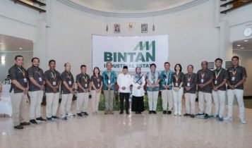 GM PT BIIE Aditya Laksamana menyambut kedatangan Wapres RI K.H Ma'ruf Amin ke Kawasan Industri BIE Lobam, Kecamatan Seri Kuala Lobam. (Foto: Hasura/Presmedia)