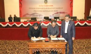 Gubernur Kepri Ansar Ahmad SE dan ketua DPRD Kepri Jumaga Nadeak menandatangani Berita Aacara pengesahan Perda LPP LKPD Gubernur Kepri menjadi Perda. (foto: DPRD Kepri)