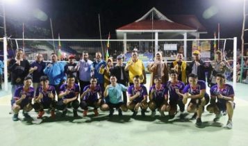 Gubernur Kepri Ansar Ahmad foto bersama saat kegiatan penutupan turnamen bola voli masyarakat Tajur Biru di Lingga Gubernur Kepri Ansar Ahmad foto bersama saat kegiatan penutupan turnamen bola voli masyarakat Tajur Biru di Lingga. (Foto: Diskominfo Kepri)