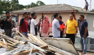 Gubernur Kepulauan Riau H.Ansar Ahmad saat melakukan kunjungan pada korban angin puting beliung di Pulau Kasu, Batam, pada Minggu (25-06-2023)