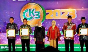 Gubernur provinsi Kepri H. Ansar Ahmad menerima penghargaan sebagai pembina Keselamatan dan Kesehatan Kerja (K3) Terbaik Tahun 2023 dari Menteri Ketenagakerjaan RI Kamis (22/06/2023). (Foto:diskominfo/ Presmedia.id)