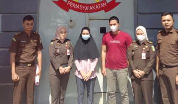 Jaksa Penuntut Umum dari Kejari Tanjungpinang saat melakukan ekseskui pasangan selingkuh oknum ASN PUPR inisial An dan Sc di Rutan Tanjungpinang. (Roland/Presmedia.id)