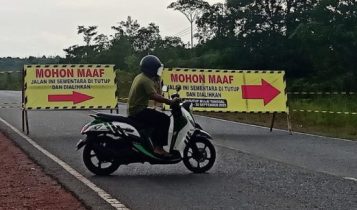 Jalan Wan Seri Beni yang digunakan sebagai akses menuju Komplek Perkantoran Bupati Bintan ditutup dan dialihkan ke Jalan Bukit Batu Desa Bintan Buyu. Foto HasuraPresmedia Jalan Wan Seri Beni yang digunakan sebagai akses menuju Komplek Perkantoran Bupati Bintan ditutup dan dialihkan ke Jalan Bukit Batu Desa Bintan Buyu. (Foto: Hasura/Presmedia)