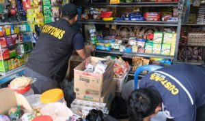 KPPBC Tanjungpinang melaksanakan operasi pasar gabungan terhadap rokok tidak yang tidak dilekati pita cukai di Tanjungpinang dan Bintan. (Foto: Humas BC Tanjungpinang)