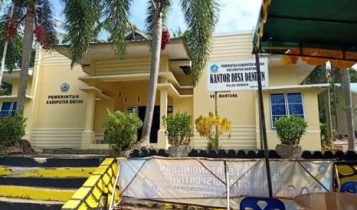 Kantor Desa Dendun Kecamatan Mantang Kabupaten Bintan. Warga Menuntut Suami Kades Mengundurkan diri Jadi Sekdes. (Foto: Hasura).
