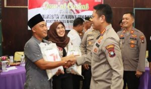 Kapolresta Tanjungpinang bagikan sembako gratis untuk buruh Pelabuhan Sri Payung. (Foto: Humas)