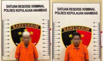 Kedua Tersangka saat diamankan di Mapolres Anambas Kedua Tersangka saat diamankan di Mapolres Anambas (Foto: Humas/Presmedia.id)