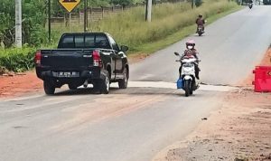 Kendaraan melintasi Jalan Nusantara Km 21 yang baru sepekan selesai dicor. (Foto: Hasura/Presmedia)