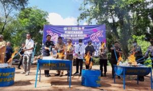 Kepala BC Tanjungpinang dan pejabat Penegak Hukum serta Instansi lainya memusnahkan Barang Menjadi Milik Negara (BMMN) hasil tegahan 2021-2023 di TPA Jalan Ganet Tanjungpinang Selasa (20/6/2023)