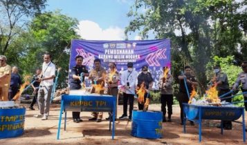 Kepala BC Tanjungpinang dan pejabat Penegak Hukum serta Instansi lainya memusnahkan Barang Menjadi Milik Negara (BMMN) hasil tegahan 2021-2023 di TPA Jalan Ganet Tanjungpinang Selasa (20/6/2023)