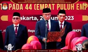Ketua KPU-RI Asyarih saat membacakan sumpah dan janji anggota Komisioner KPU 5 provinsi termasuk komisoner KPU Kabupaten dan kota di Provinsi Kepri