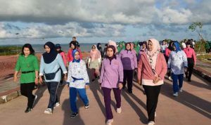 Ketua TP PKK Provinsi Kepri Dewi Kumalasari mengikuti olahraga bersama IKKT Kogabwilhan I. (Foto: Humas TP PKK)
