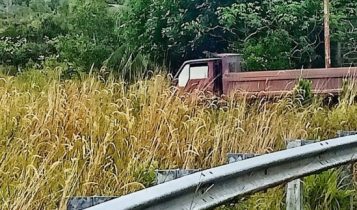 Lori masuk ke lokasi tambang pasir ilegal di Jalan Bangun Rejo, Kelurahan Gunung Lengkuas, Selasa (27/6/2023). (Foto: Hasura/Presmedia.id)