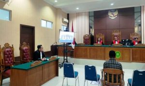 Mantan Kades Tinjul Lingga Dituntut 5 Tahun Penjara di PN Tanjungpinang. (Foto: Roland/Presmedia)