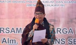 Menko Polhukam Mahfud MD saat berkunjung ke Maumere. (Foto: Antara/Infopublik)