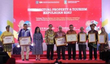 Menkumham RI dan Dirjen Kekayaan Intelektual DJKI Kemenkumham RI menyerahkan 15 sertifikat pencatatan Kekayaan Intelektual Komunal kepada UMKM di Kepri Menkumham RI dan Dirjen Kekayaan Intelektual (DJKI) Kemenkumham RI menyerahkan 15 sertifikat pencatatan Kekayaan Intelektual Komunal kepada UMKM di Kepri