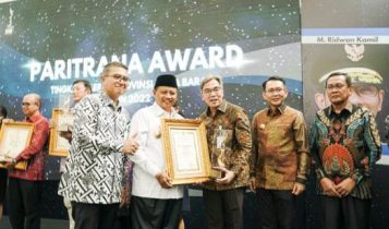 Penghargaan Paritrana Award 2022 diterima oleh Direktur Operasional bank bjb Tedi Setiawan Penghargaan Paritrana Award 2022 diterima oleh Direktur Operasional bank bjb Tedi Setiawan. (foto : Bank bjb)