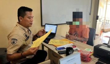 Penyidik tengah memintai keterangan kepada pelaku pencabulan berinisial H. (Foto: Humas/Presmedia.id)