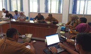 Kades Dendun Eva Riana dan Sekdes Dendun Hery Prasetyawan menjelaskan permasalahan suaminya sebagai sekdes di dalam rapat bersama di Kantor Camat Mantang.