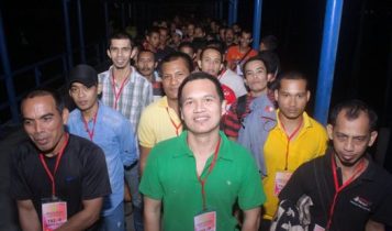 Ratusan PMI ilegal dideportasi dari Malaysia melalui Pelabuhan Sri Bintan Pura Tanjungpinang beberapa tahun lalu Ratusan PMI ilegal dideportasi dari Malaysia melalui Pelabuhan Sri Bintan Pura Tanjungpinang beberapa tahun lalu. (Foto: Albet/Presmedia)