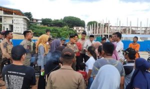 Sejumlah pedagang protes di pindahkan. (Foto: Roland/Presmedia)
