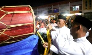 Sekdaprov Kepri Adi Prihantara dan Wakil Wali Kota Endang Abdullah, melepas Pawai Takbir Keliling dalam rangka menyambut Hari Raya Idul Adha 1444 H di Terminal Sei Carang Bintan Center, Batu IX, Tanjungpinang, Rabu (28/06/2023) malam. (foto:Diskominfo Kepri/presmedia.id)