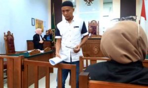 Terdakwa Antonio saat meninggalkan ruangan sidang usai dituntut 5 tahun penjara oleh JPU di PN Tanjungpinang. (Foto:Roland/Presmedia.id)