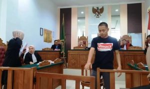 Terdakwa Rahmad Hardiansyah meninggalkan ruangan persidangan usai didakwa JPU di PN Tanjungpinang. (Foto: Roland/Presmedia)