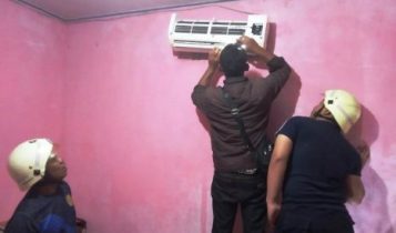 Tim Animal Resque UPT Damkar Bintan Utara mengevakuasi ular di dalam rumah warga Gang Salak, Dusun Jago, Desa Lancang Kuning, Kamis (1/6/20223). (Foto: Hasura/Presmedia.id)
