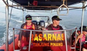 Tim SAR Gabungan Melakukan pencarian korban menggunakan Kapal
