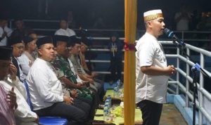 Wabup Lingga, Meko Wesha Pawelloy melepas peserta pawai takbir Idul Adha. (Foto: Aulia/Presmedia.id)