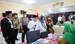 Wapres Maâ€™ruf Amin berkunjung ke Posyandu Kasih Ibu yang berada di Desa Ekang Anculai, Kamis (8/6/2023). (Foto: Hasura/Premedia)