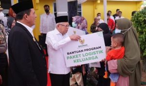 Wapres RI Ma'ruf Amin memberikan bantuan paket logistik keluarga bagi masyarakat desa Ekang Anculai. (Foto: Diskominfo)