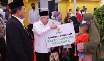 Wapres RI Maruf Amin memberikan bantuan paket logistik keluarga bagi masyarakat desa Ekang Anculai. Foto Diskominfo Wapres RI Ma'ruf Amin memberikan bantuan paket logistik keluarga bagi masyarakat desa Ekang Anculai. (Foto: Diskominfo)
