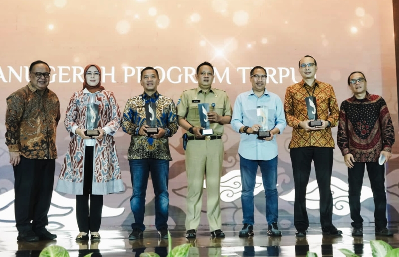 bank bjb kembali menorehkan prestasi. Kali ini, bank bjb menerima penghargaan Detik Jabar Awards 2023 sebagai salah satu institusi yang telah berkontribusi positif pada kemajuan Jawa Barat.
