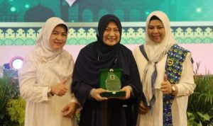 Dewi Kumalasari foto bersama dengan dr Aisyah Dahlan usai melantik Pengurus BKMT Kota Tanjungpinang Periode 2023-2028. (Foto: Diskominfo/Presmedia.id)