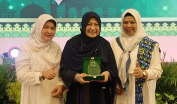 Dewi Kumalasari foto bersama dengan dr Aisyah Dahlan usai melantik Pengurus BKMT Kota Tanjungpinang Periode 2023-2028. (Foto: Diskominfo/Presmedia.id)