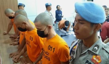 Dikawal Polisi, Empat dari 5 Tersangka pelaku Narkoba Sindikat Internsional mengaku sudah 4 kali bawa narkoba ke Tanjungpinang dengn cara dilarung