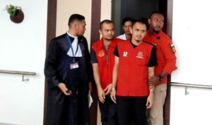 Dua terdakwa pengedar narkoba Muhammad Syafiq dan Oky Prayoga saat digiring petugas usai menjalani persidangan (Foto: Roland/Presmedia.id)