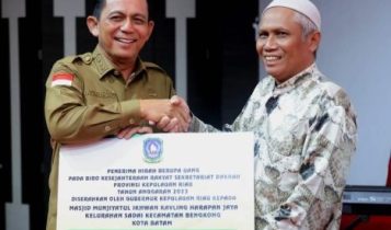 Gubernur Kepulauan Riau H. Ansar Ahmad menyerahkan insentif dan bantuan hibah Rp62 M ke pada RT/RW, Posyandu, Guru dan Rumah Ibadah di kota Batam.