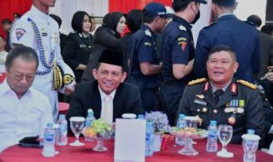 Gubernur Kepri Ansar Ahmad dan Ketua DPRD Provibsi Kepri Jumaga Nadeak, dan tamu lainya saat menghadiri HUT Bhayangkara ke 77 di Polda Kepri, Sabtu (1/7/2023).