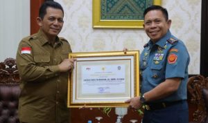 Gubernur Kepri menyerahkan piagam penghargaan ke Pangkogabwilhan I. (Foto: Diskominfo/Presmedia.id)
