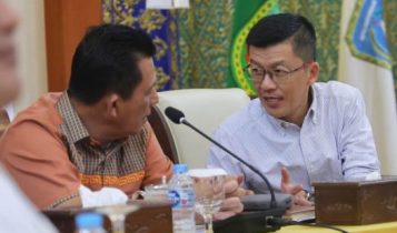 Gubernur Kepulauan Riau, H.Ansar Ahmad, dan kepala dinas Kominfo Kepri Hasan saat menggelar rapat persiapan Hari Penyiaran Nasional (Harsiarnas) ke-9) tahun 2023, di Gedung Daerah, Tanjungpinang,