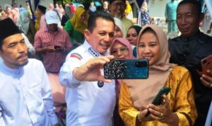 Gubernur Kepulauan Riau H.Ansar Ahmad kembali menyerahkan dana bantuan dan insentif pada Rt dan Rw serta Posyandu Balita, Guru PAUD, dan juga rumah ibadah di Belakang Padang Kota Batam, Jumat (7/7/2023).
