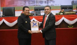 Gubernur Provinsi Kepri Ansar Ahmad, menyerahkan Dokumen KUA-PPAS APBD 2024 Provinsi Kepri ke DPRD Kepri pada Rapat Paripurna DPRD Kepri, Senin (31/7/2023) di Dompak. (Foto: Diskominfo Kepri/Presmedia.id)