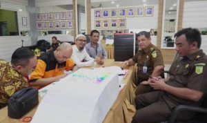 Jaksa Kejati menerima Tahap II Tersangka dan barang Bukti Korupsi Hibah Kepri Jilid III di Kejaksaan Negeri Tanjungpinang (Foto:Kejaksaan/Presmedia.id)