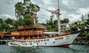 Kapal Pinisi di Danau Toba. (Foto: Kemenparekraf/Presmedia.id)