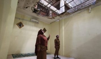 Kepala Pelaksana BPBD Bintan Ramlah dan Sekretarisnya Agus Ariyadi menunjuk atap dan plafon yang rusak Kepala Pelaksana BPBD Bintan Ramlah dan Sekretarisnya, Agus Ariyadi menunjuk atap dan plafon yang rusak. (Foto: Hasura/Presmedia.id)