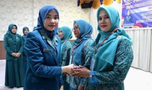 Ketua TP PKK Bintan Hafizha Lantik Ketua PKK Kecamatan Toapaya. (Foto: Hasura/Presmedia.id)